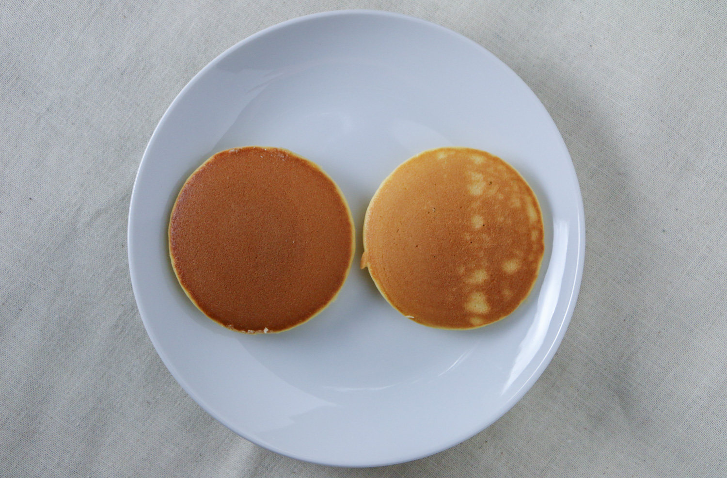 Difference between a griddle sprayed with oil and on that has been wiped clean